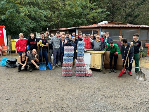 Calcio, Carcarese. Pale, sorrisi e olio di gomito: tutti al Corrent per ripulire l'impianto biancorosso