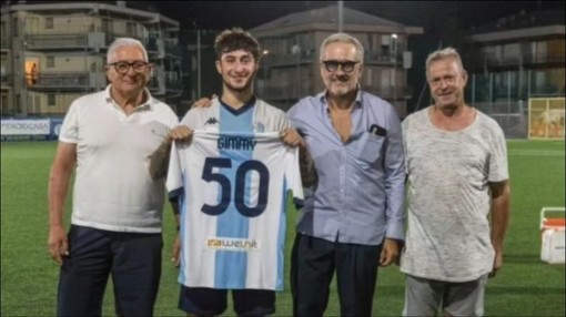 Calcio. Pietra Ligure. 50 volte Gimmy Insolito, il club lo celebra con un maglietta speciale