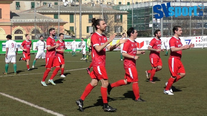 Calcio, Savona. La protesta della squadra e il tributo ai tifosi. Palla fuori dal campo e gioco interrotto al Baciccia - Ferrando (VIDEO)