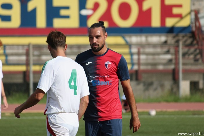 Calcio, Serie D. Brutto scontro di gioco durante Vogherese - Vado: operato d'urgenza Guarnone, si teme un lungo stop per Donaggio