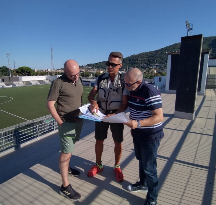 Calcio, Albenga. Ieri sera il primo sopralluogo per la riqualificazione del Riva. Tempi stretti per il vicepresidente Barchi: &quot;Il progetto sul tavolo del sindaco già la prossima settimana&quot;