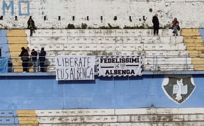 FOTONOTIZIA, ALBENGA. I Fedelissimi al Comunale per Sanremese - Bra, la contestazione raggiunge anche la Città dei Fiori