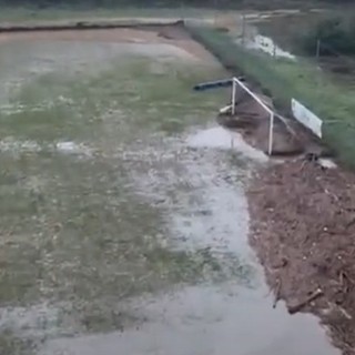 Calcio, Dego. Recinzione divelta e detriti sul campo, ecco la situazione del Perotti dopo l'indondazione (VIDEO)