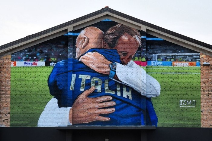 L'abbraccio tra Mancini e Vialli diventa un murales: l'artista Ozmo aveva realizzato un'opera sulle scuole di Albisola