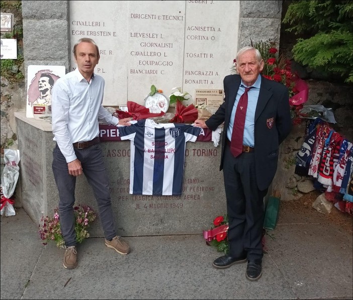 Calcio. Città di Savona. Benucci e Aonzo al Memoriale del Grande Torino con la maglietta: &quot;Stadio Valerio Bacigalupo Savona&quot;