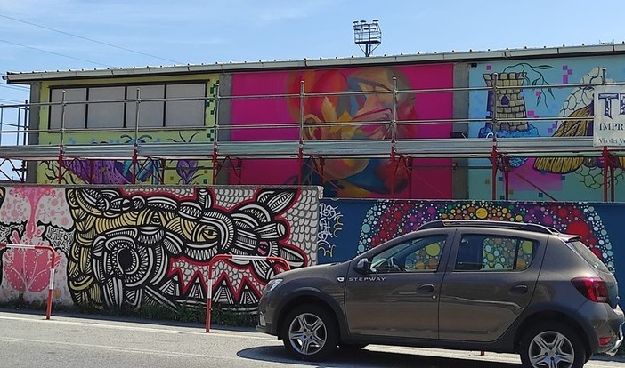 Quiliano, conclusi i murales sulle tribune dello stadio Picasso dallo street artist Zolta: spazio al cyber punk e alla fantascienza