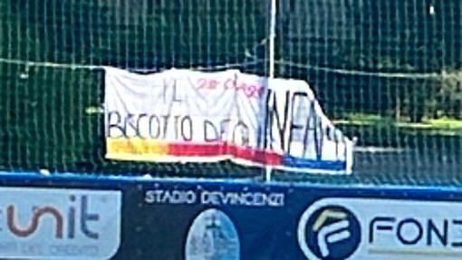 Calcio. Comunicato del Pietra Ligure: &quot;Prendiamo distanza dallo striscione esposto, ma siamo sdegnati per i danni arrecati dai fumogeni ospiti&quot;