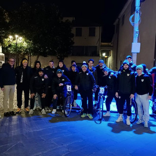 L’Albenga calcio pedala per “illuminare d’immenso” il centro storico ingauno, mister Buttu: “Bellissima iniziativa” (FOTO)