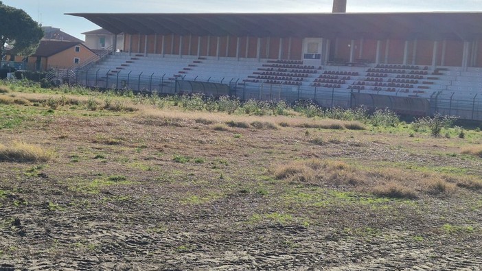 Calcio. Il punto de &quot;La Voce di Imperia&quot; sullo stadio Ciccione: &quot;Il cantiere si protrae da cinque mesi e le fotografie sono impietose&quot;