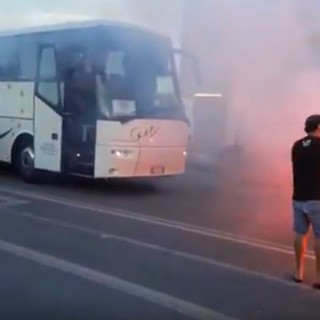 Calcio, Albenga. Il pareggio di Cairo riaccende gli entusiasmi. Canti e coreografia dei tifosi al rientro al &quot;Riva&quot; (VIDEO)