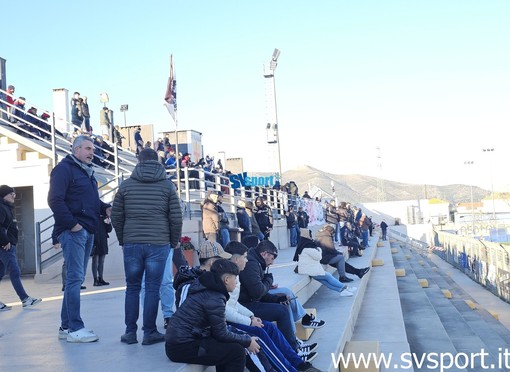 Calcio, Albenga. Steward assenti e la capienza del Riva cala a 99 posti, ma i presenti sono più di 200. In tribuna sale il nervosismo per tifosi e genitori