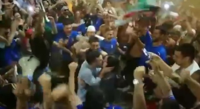 Calcio.  Italia campione d'Europa. E arriva la proposta di matrimonio di mister Conoscenti per la sua Valentina (VIDEO)