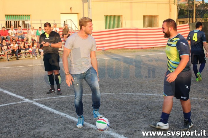 Albenga. Un calcio d'inizio da Serie A, Riccardo Gagliolo ha dato il via al Trofeo Domus Bet - Calciomania