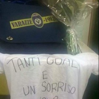 Fotonotizia: il saluto della Juniores del Varazze a Paolo Ceccarelli: &quot;Tanti goal e un sorriso&quot;