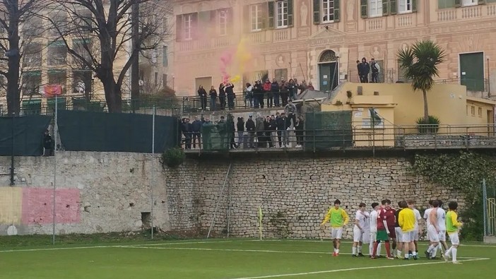 La festa dei ragazzi giallorossoblu sotto i propri sostenitori, assiepati sopra la biglietteria con la tribuna del &quot;Borel&quot; ancora chiusa