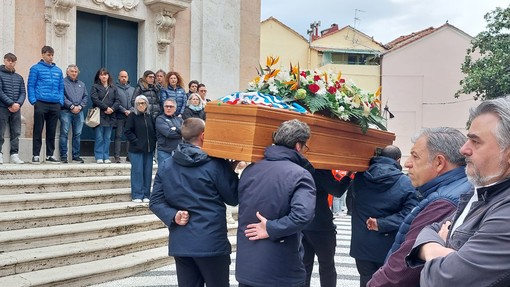 Albissola, l'ultimo commosso saluto a Alessandro Binello: &quot;Aveva il dono di lasciare un'impronta nel cuore&quot;