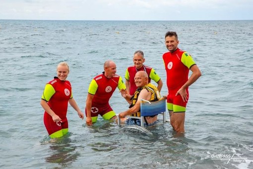 Loano, torna “Galleggiando &amp; Bolleggiando”: mare e nuoto per il benessere psico-fisico dei ragazzi disabili