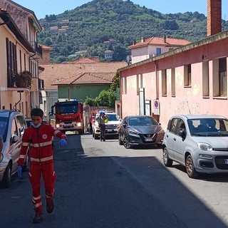 Imperia, dà in escandescenze entra al &quot;Ciccione&quot; e si arrampica sui balconi in piazza d'Armi