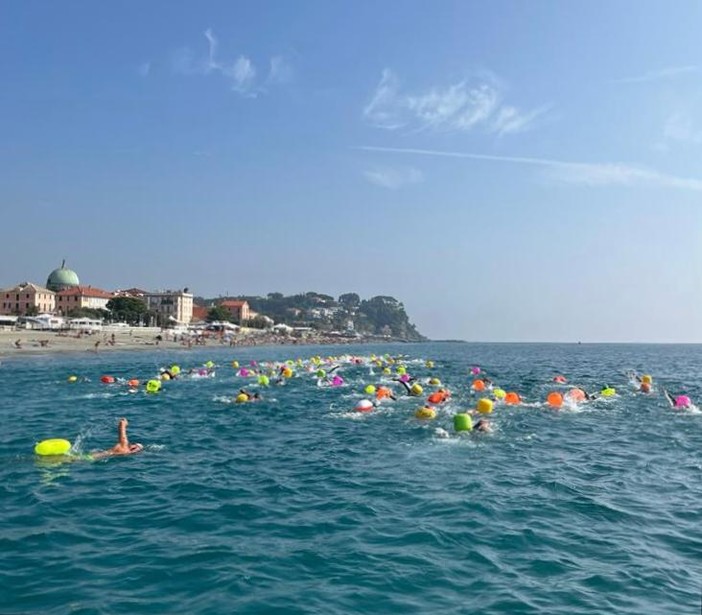 Nuoto: anche il Campione del Mondo Dario Verani ha raggiunto Albisola per la terza tappa di I'm Ponente