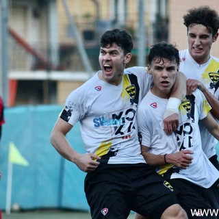 Calcio, Baia Alassio Auxilium. Le vespe volano alte, il 2-1 all'Altarese vale il  primato nel girone A