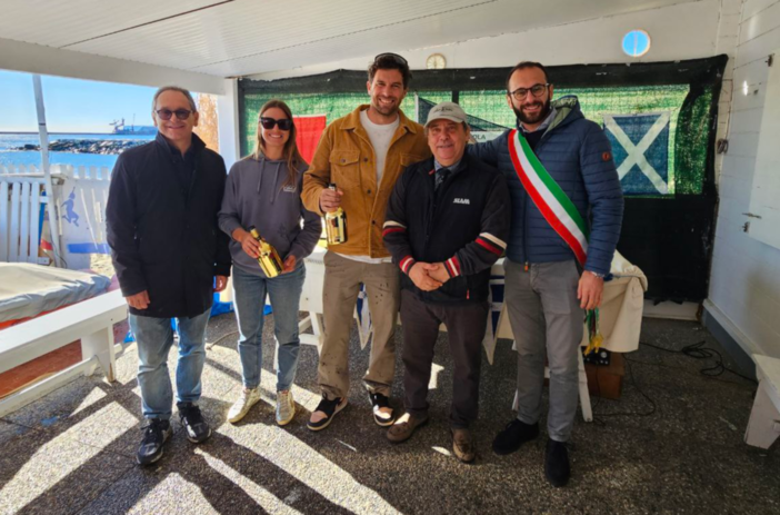 Windsurf. Festa grande ad Albisola per il ritorno da campione del mondo di Matteo Iachino