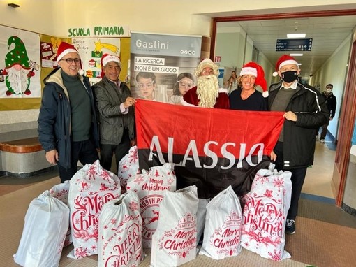 Dalla Baia del Sole al Gaslini: Babbo Natale del Milan Club Alassio consegna 13 sacchi di doni per i piccoli pazienti