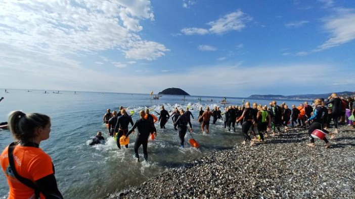 Nuoto. Iscrizioni aperte per &quot;Dritti all'Isola&quot;. Il sindaco Tomatis: &quot;Albenga è un'eccellenza!&quot;