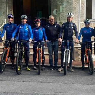 La nazionale azzurra di Mountain Bike in ritiro ad Alassio. Oggi alle 18 la firma della Piastrella del Muretto