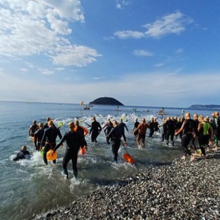 Nuoto. Iscrizioni aperte per &quot;Dritti all'Isola&quot;. Il sindaco Tomatis: &quot;Albenga è un'eccellenza!&quot;