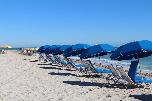 Estate perfetta: come scegliere i migliori ombrelloni da spiaggia per il tuo stabilimento balneare