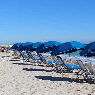 Estate perfetta: come scegliere i migliori ombrelloni da spiaggia per il tuo stabilimento balneare