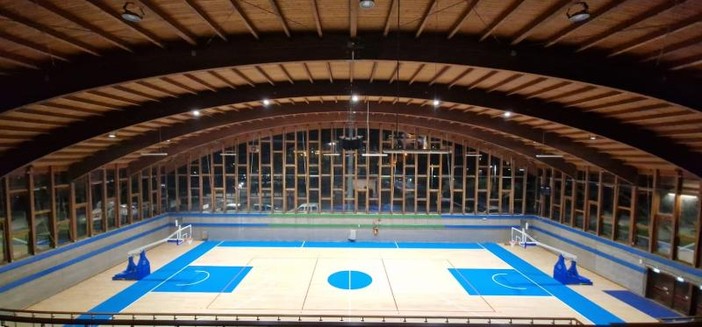 Basket. Il PalaGarassini ha un volto nuovo: installati parquet, canestri e tabellone elettronico