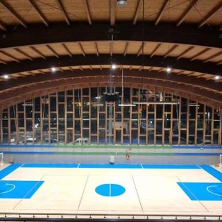 Basket. Il PalaGarassini ha un volto nuovo: installati parquet, canestri e tabellone elettronico