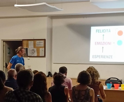 Dego, sala piena per l'incontro con il mental coach Max Monaco: &quot;Il podismo allontana le cattive abitudini e genera sensazioni di benessere&quot;