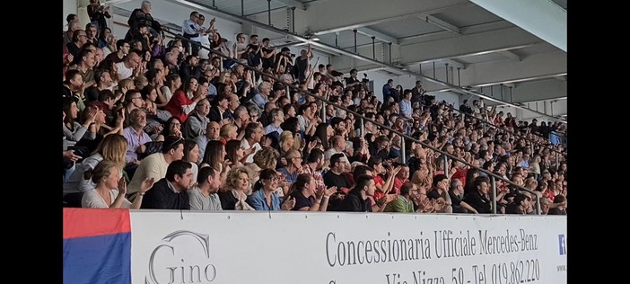 Spettacolo sugli spalti e in acqua, un arbitraggio pessimo non rovina la festa della Rari (VIDEO)