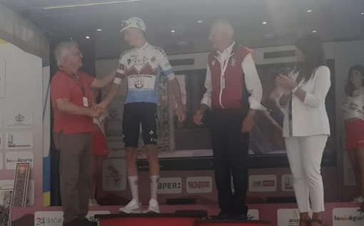 Ciclismo, Laigueglia: l’assessore Giampaolo Giudice ha premiato Jan Christen per la “Challenge Regione Liguria”