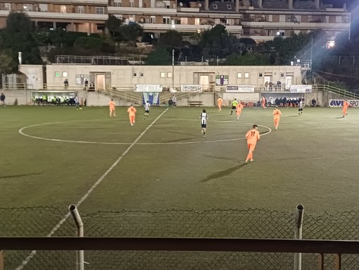 Calcio. Città di Savona, colpaccio in rimonta e primato in classifica: Spotornese ko 3-2 dopo mezz'ora di blackout all'impianto d'illuminazione