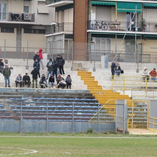 Savona, degrado delle gradinate del Bacigalupo, interdetto l'accesso: a porte chiuse Letimbro-Q&amp;V