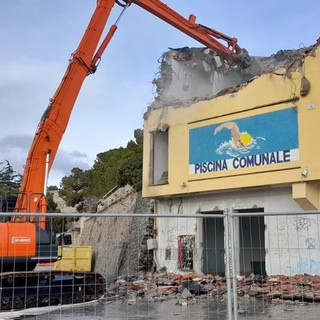 Al via la demolizione dell'ex piscina di via Trento e Trieste, diventerà uno skate park (FOTO e VIDEO)