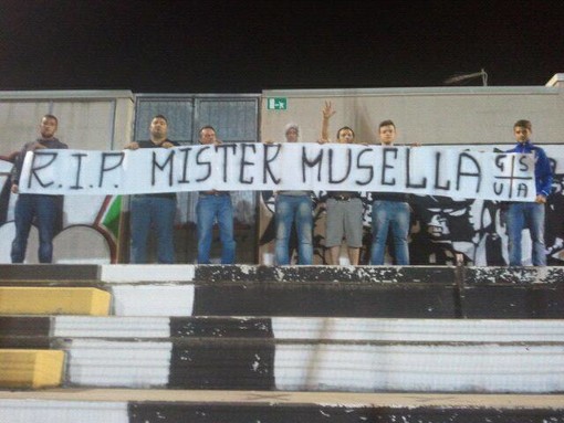 Fotonotizia: gli Ultras Albenga ricordano con uno striscione mister Gaetano Musella