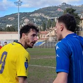 A sinistra Szerdi discute con un avversario