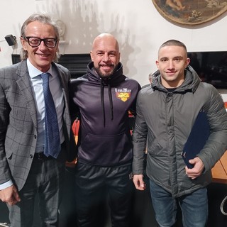 Albenga: una targa di riconoscimento a Samuele Iorio, neo campione italiano di Kickboxing (FOTO)