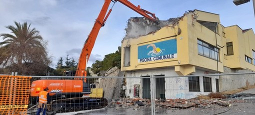 Al via la demolizione dell'ex piscina di via Trento e Trieste, diventerà uno skate park (FOTO e VIDEO)