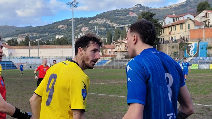 A sinistra Szerdi discute con un avversario