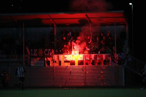 La carica degli Ultras nella finale di Coppa Liguria