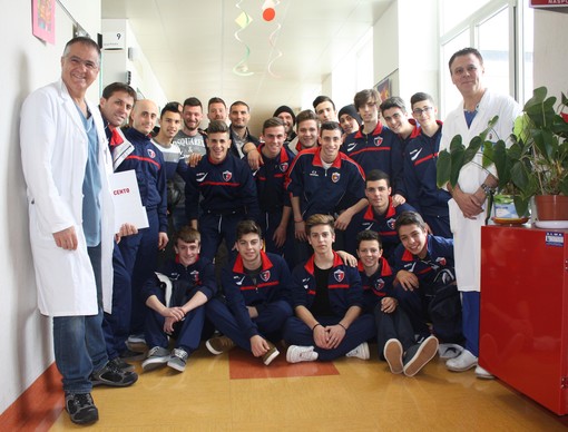 Calcio e solidarietà: emozioni e sorrisi per la visita degli Allievi del Vado all'Ospedale San Paolo