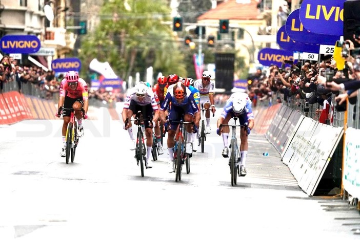 Milano-Sanremo: sul traguardo di Via Roma la spunta il belga Jasper Philipsen nell'edizione più veloce di sempre