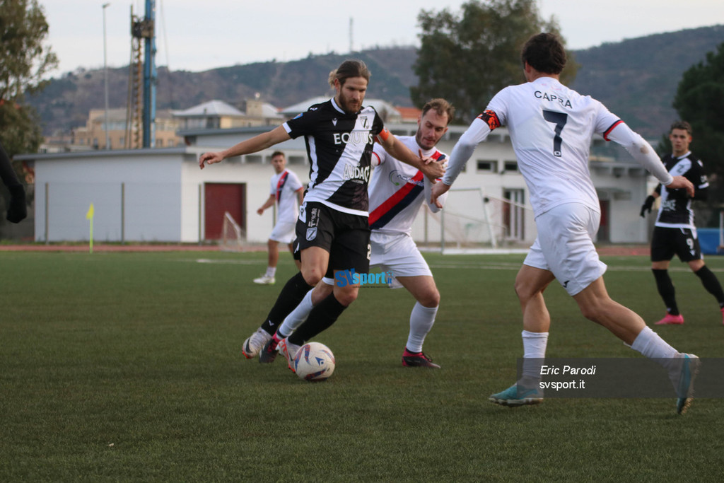 Calcio, Albenga. I colori dei quartieri cittadini prendono forma sulle  casacche dei portieri 