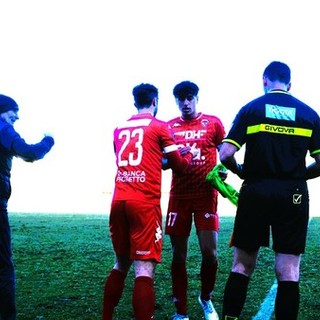 Nella foto di Ezio Macchi entra in campo il numero 23 biancorosso non presente nella distinta ufficiale del Varese contro l'Asti