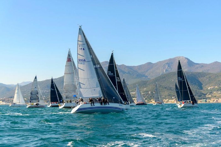 Vela. Il Campionato Invernale Marina di Loano è ripreso, barche in acqua tra Borghetto e Borgio Verezzi